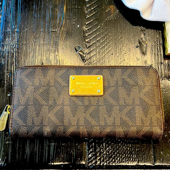 Michael Kors classic print zip wallet - Picture 1 of 5